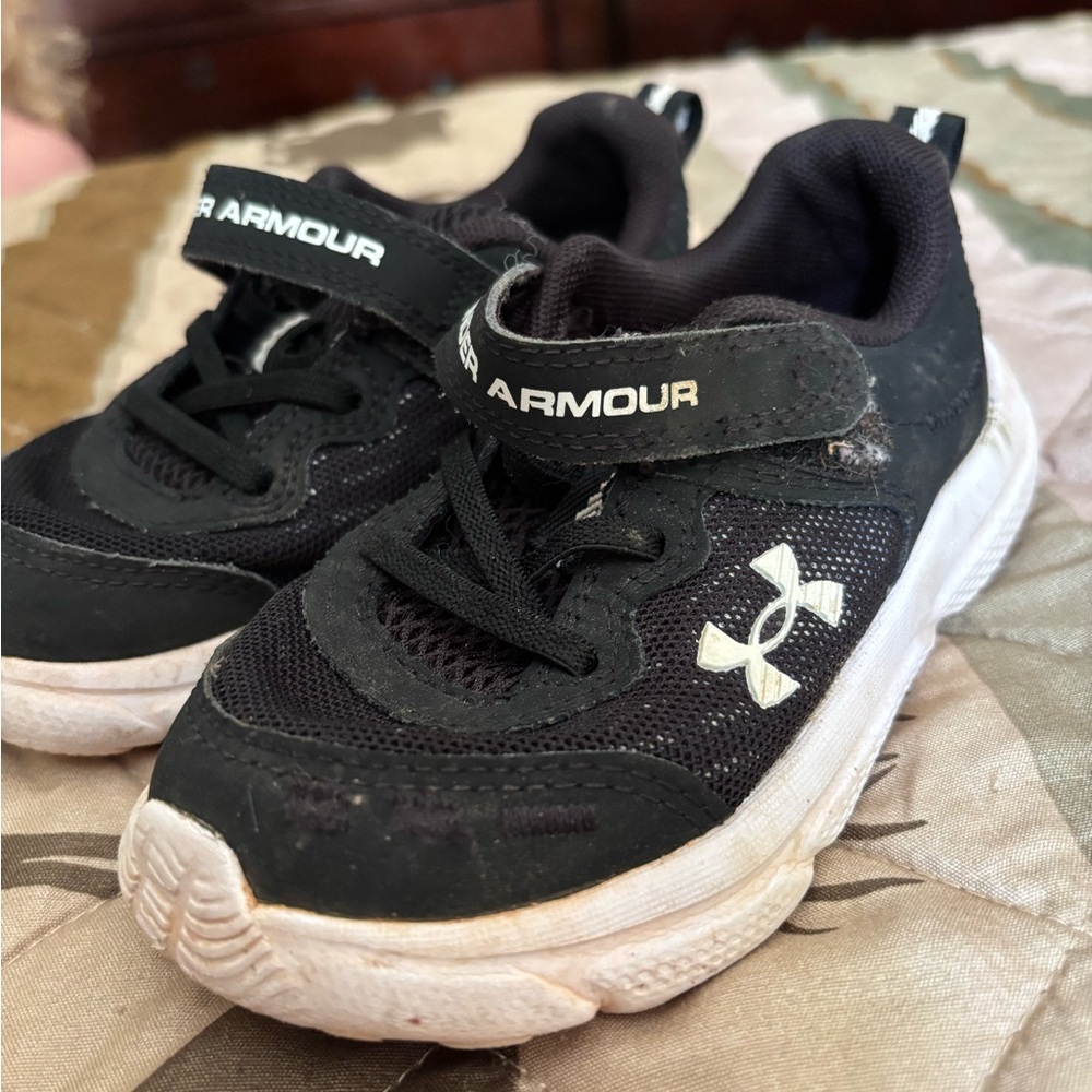 Under Armour Black and White Sneakers Lightweight Athletic Design